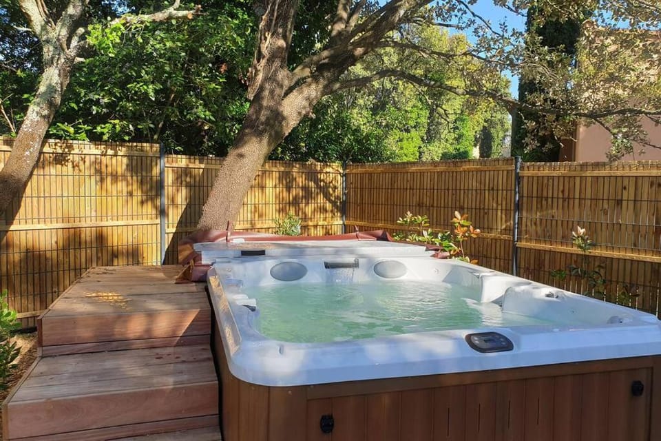 Gîte de charme avec jacuzzi en garrigue House in Nimes