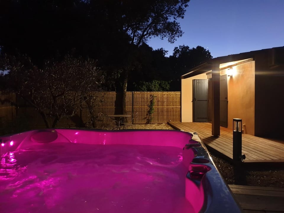 Gîte de charme avec jacuzzi en garrigue House in Nimes