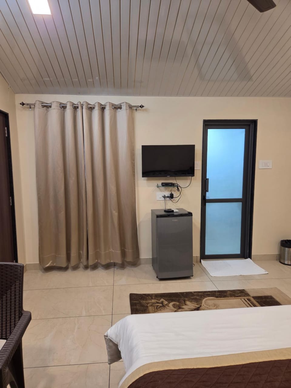 Bed, TV and multimedia, Bedroom