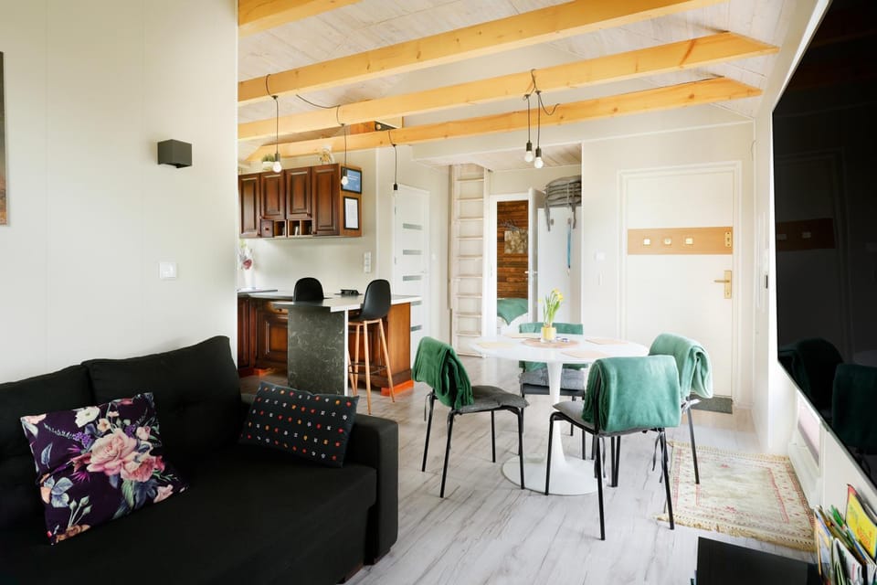 Kitchen or kitchenette, Living room, Seating area, Dining area