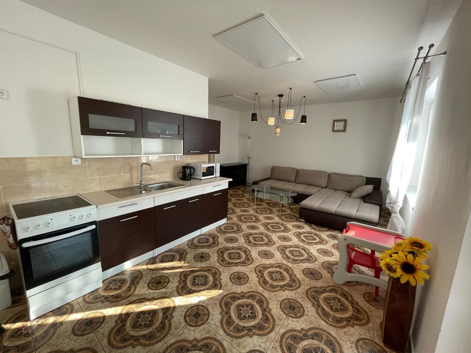 Communal lounge/ TV room, Kitchen or kitchenette, Living room