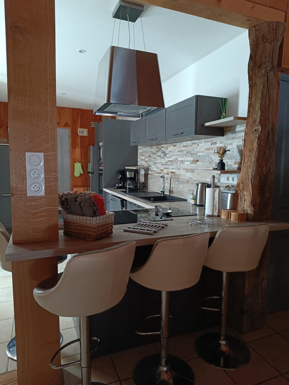 Kitchen or kitchenette, Dining area, stove