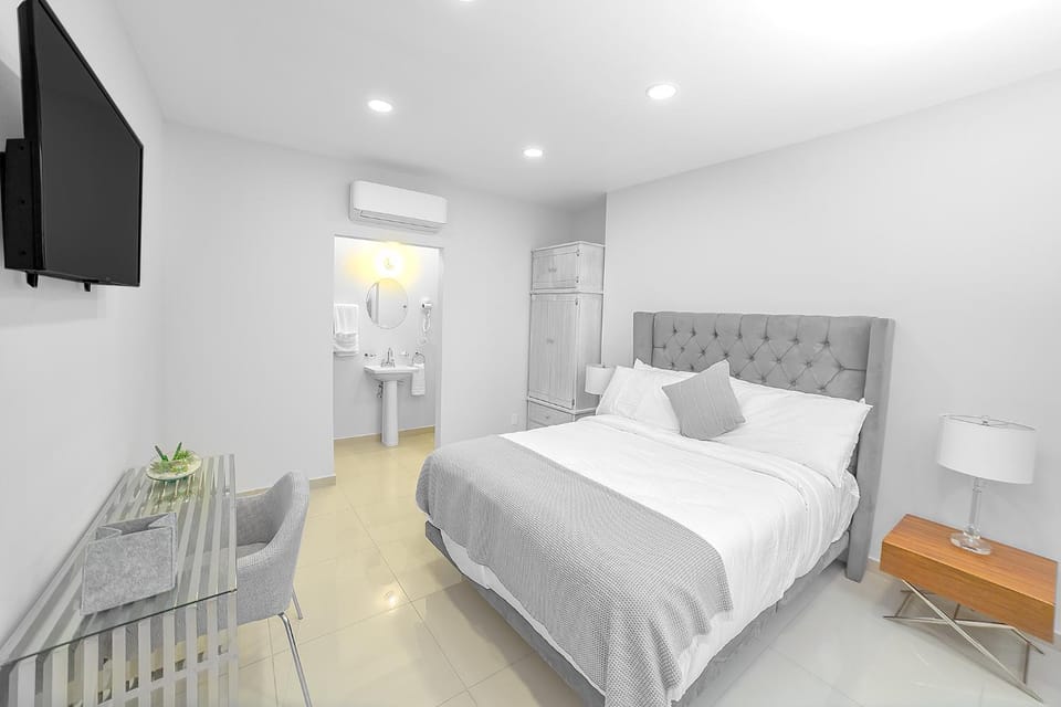 Communal lounge/ TV room, Bed, TV and multimedia, Photo of the whole room, Bedroom, air conditioner