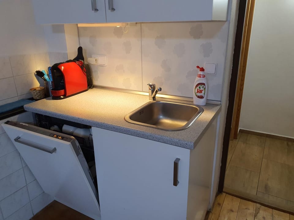 Kitchen or kitchenette, Communal kitchen