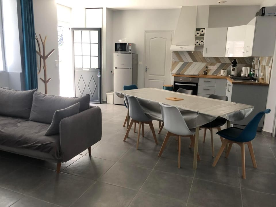 Kitchen or kitchenette, Living room