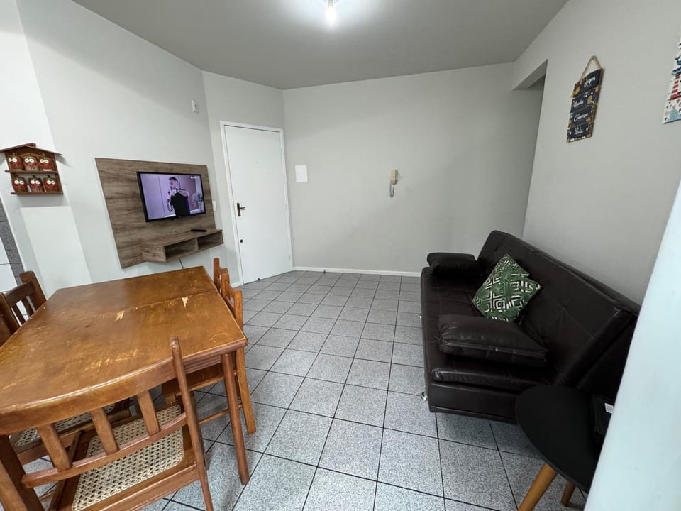 Apto 20 metros do mar. Apartment in Florianopolis