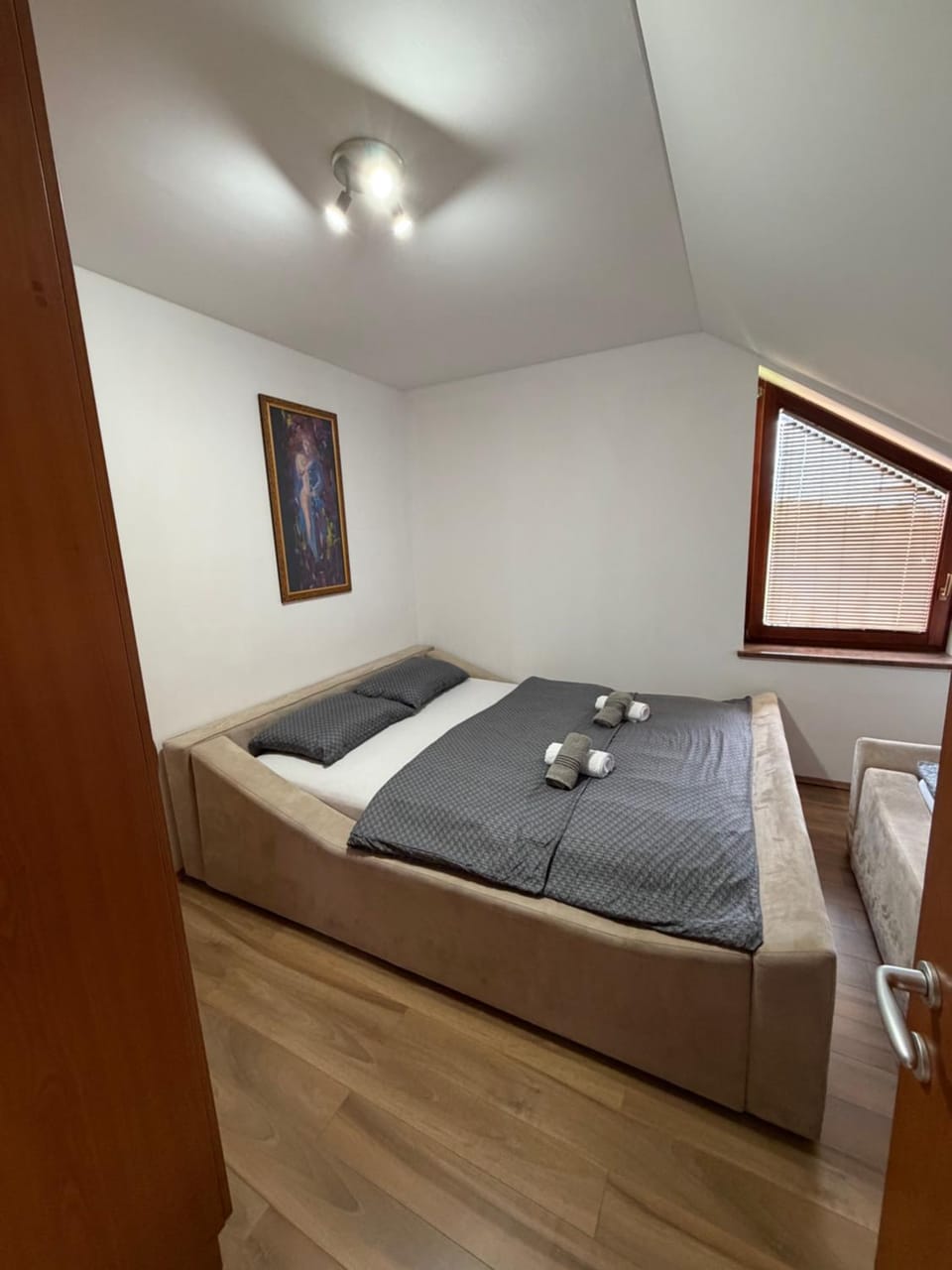 Bed, Photo of the whole room, Bedroom, towels