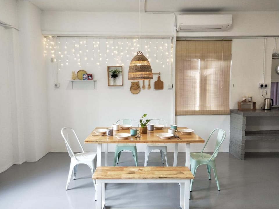 Kitchen or kitchenette, Food and drinks, Seating area, Dining area, air conditioner