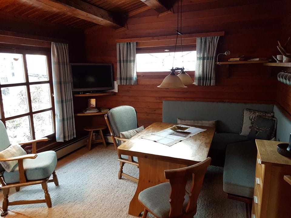 TV and multimedia, Living room, Seating area, Dining area