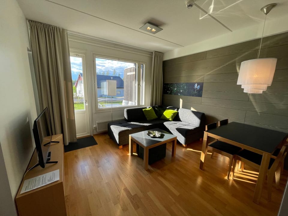 TV and multimedia, Living room, Seating area, Dining area