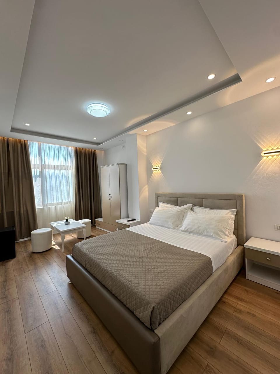 Bed, Photo of the whole room, Seating area, Bedroom