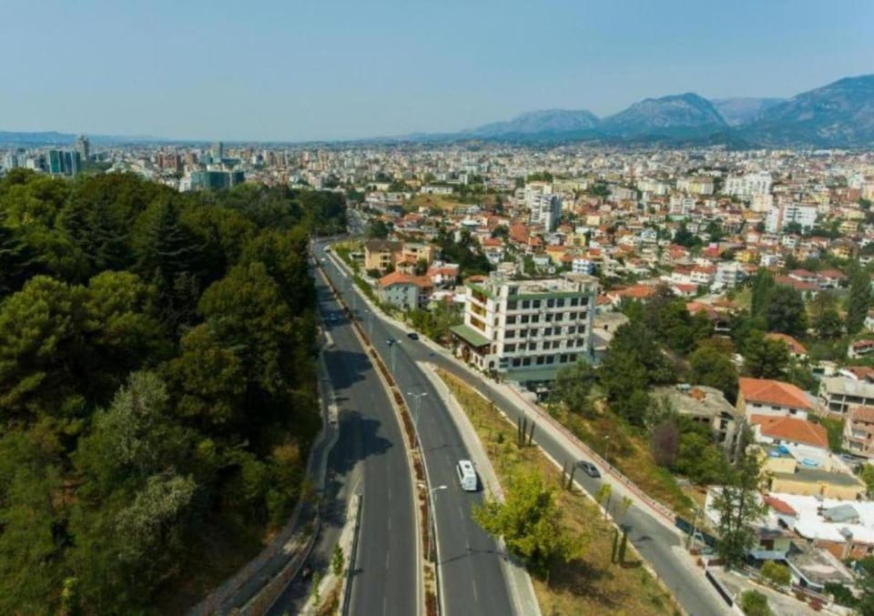 Property building, Nearby landmark, Day, Neighbourhood, Natural landscape, City view, Mountain view, Street view, Location