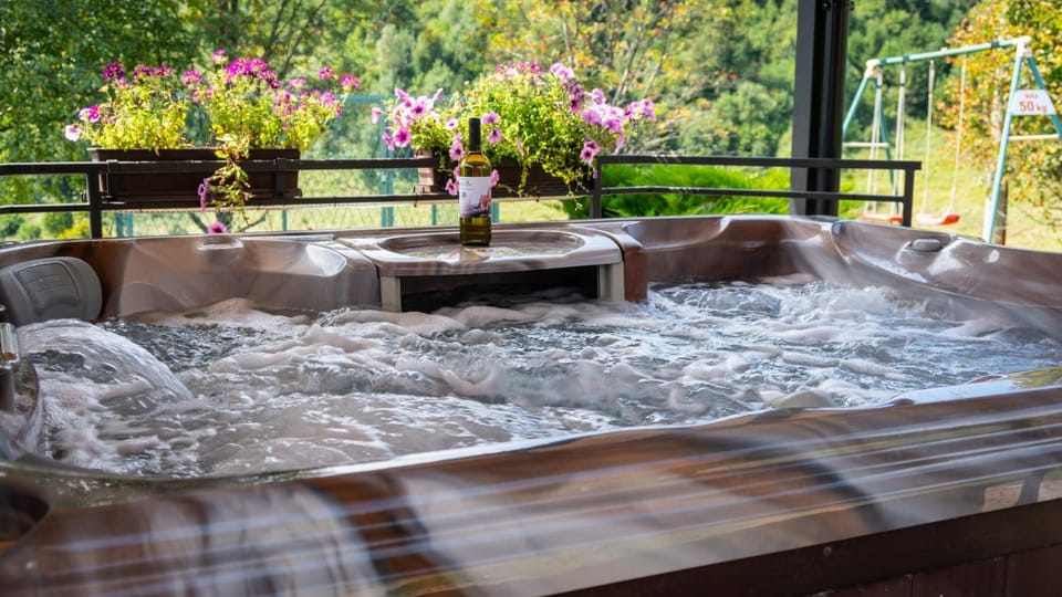 Runolist Mountain Resort - 3 Chalets with pool & spa near Risnjak Chalet in Primorje-Gorski Kotar County