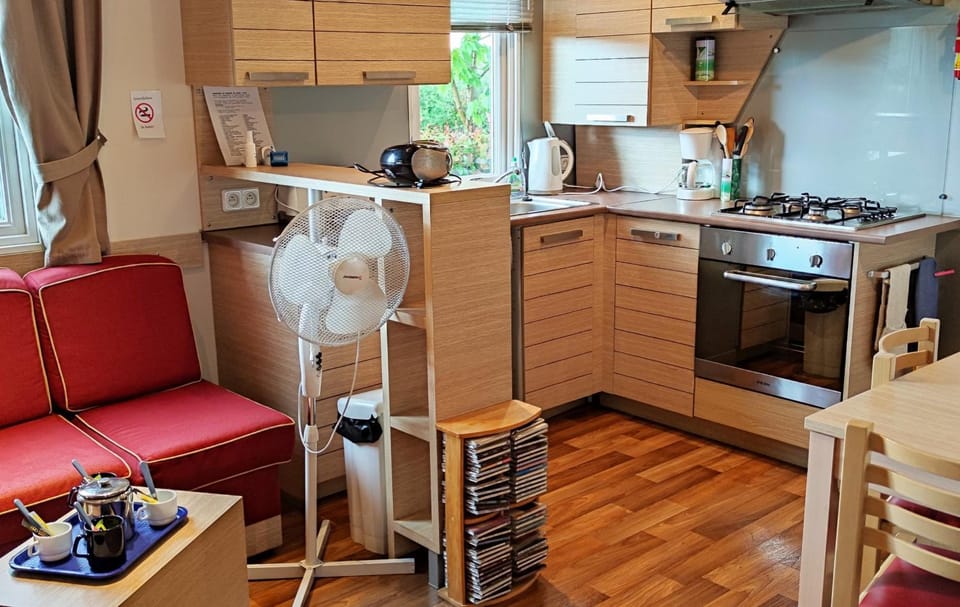 Property building, Coffee/tea facilities, Kitchen or kitchenette, Living room, Seating area, Dining area, oven, stove, toaster