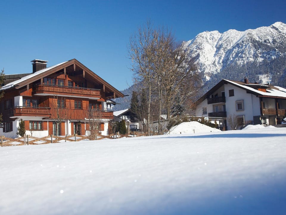 Facade/entrance, Area and facilities