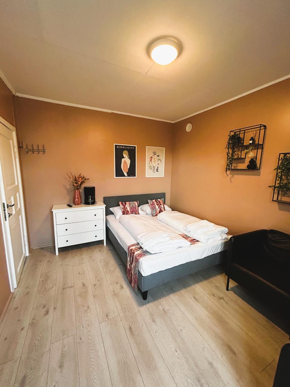 Bed, Seating area
