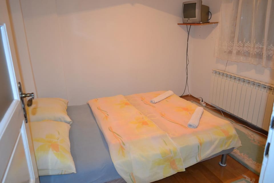 Bed, Quiet street view