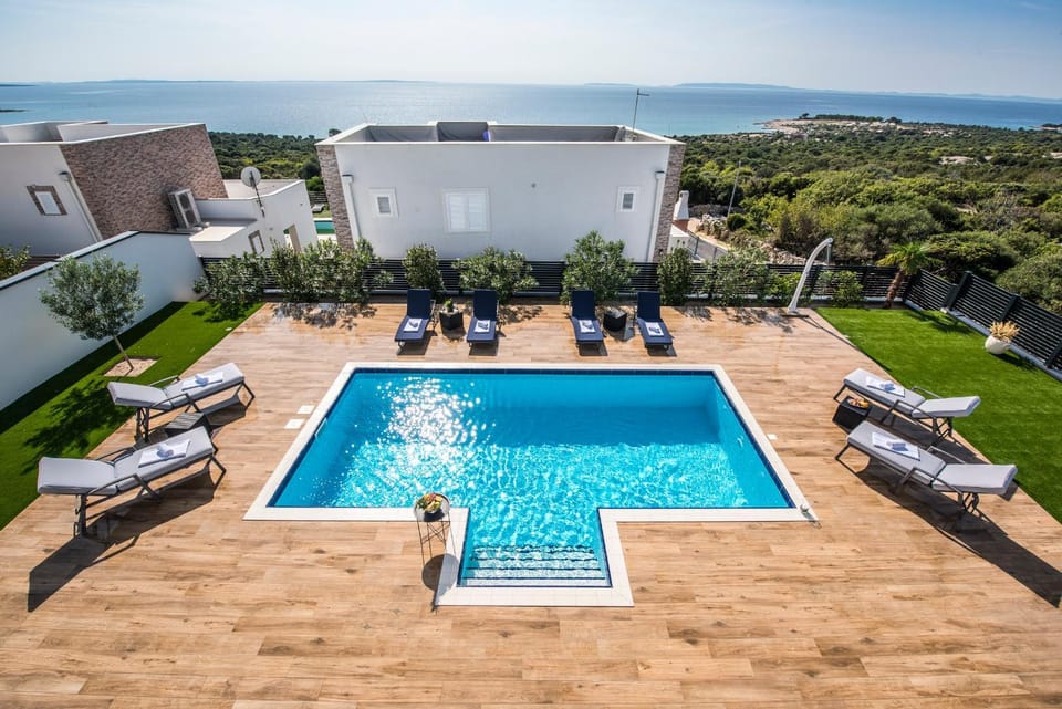 Pool view, Swimming pool, sunbed