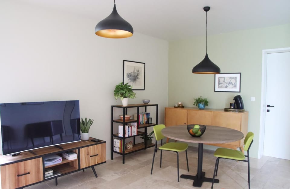 Library, TV and multimedia, Coffee/tea facilities, Dining area