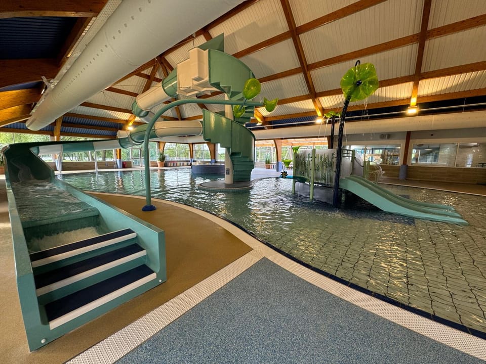 Honeysuckle Hot Tub Lodge House in Cotswold District