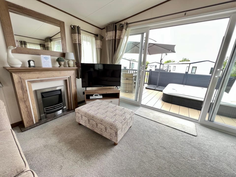 Hot Tub, TV and multimedia