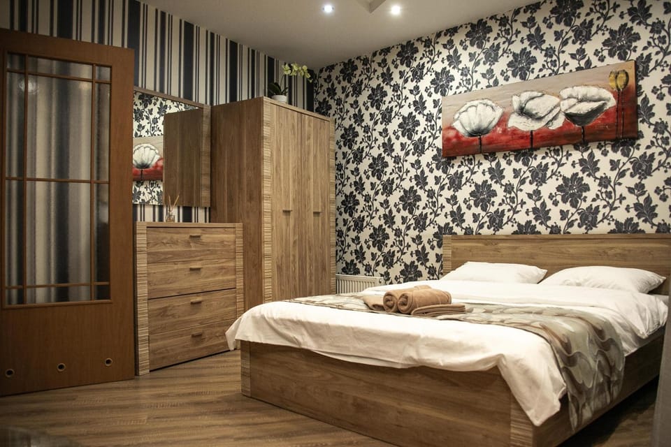 Bed, Bedroom, towels
