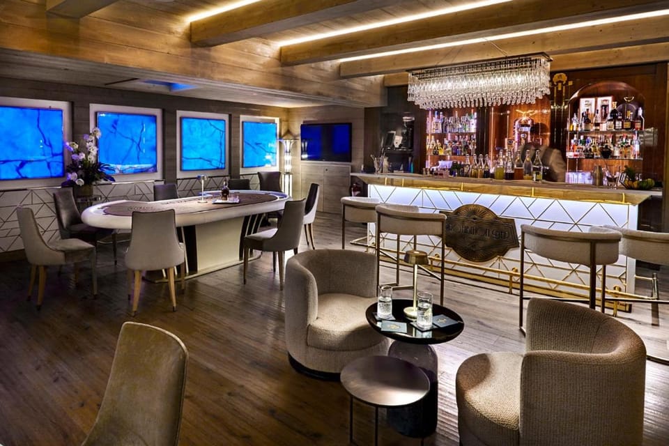 Lounge or bar, Food and drinks, Drinks