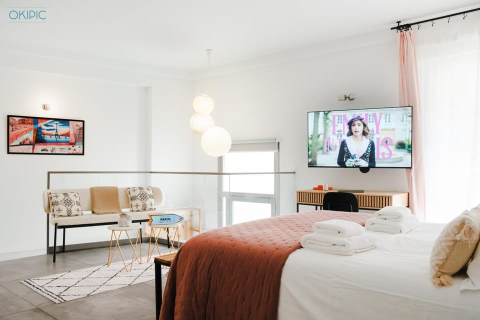 Bed, TV and multimedia, Seating area, Bedroom, towels