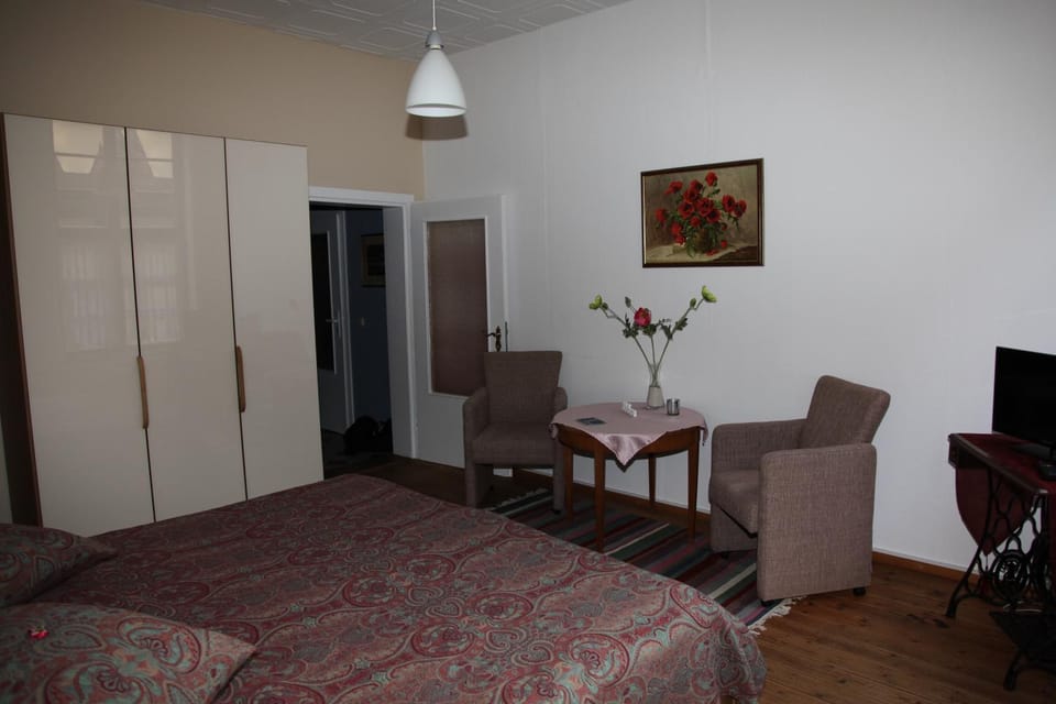 Photo of the whole room, Decorative detail