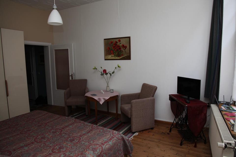 Photo of the whole room, Decorative detail
