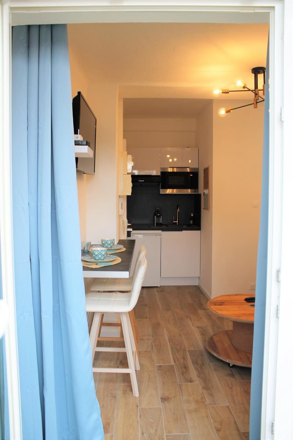 Kitchen or kitchenette, Dining area, minibar, stove