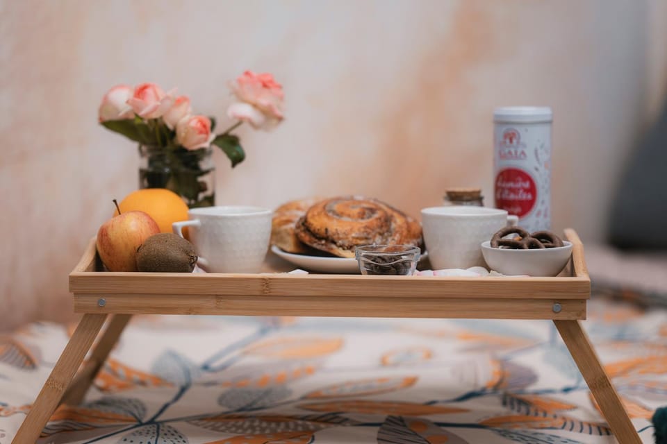 Bed, Food and drinks, Bedroom, Food