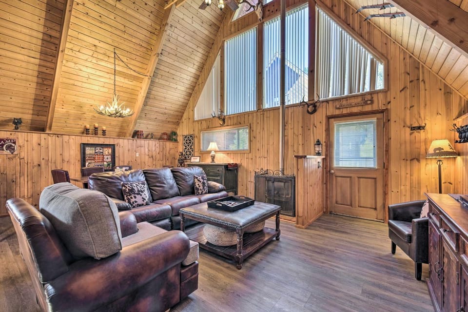 Ski-In/Ski-Out Red River Cabin w/ Mtn Views! Cabin in Red River
