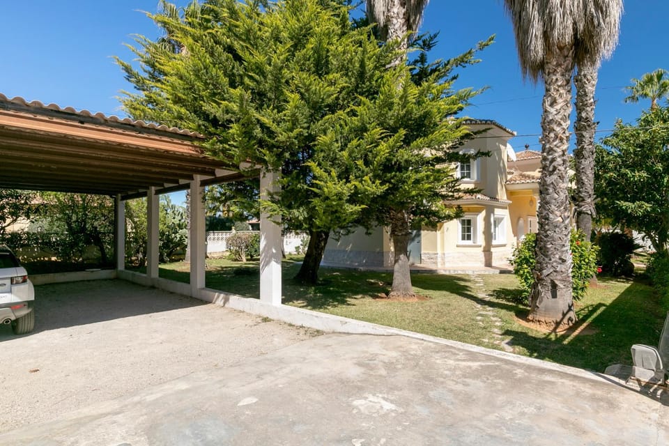 Garden, Area and facilities, Swimming pool