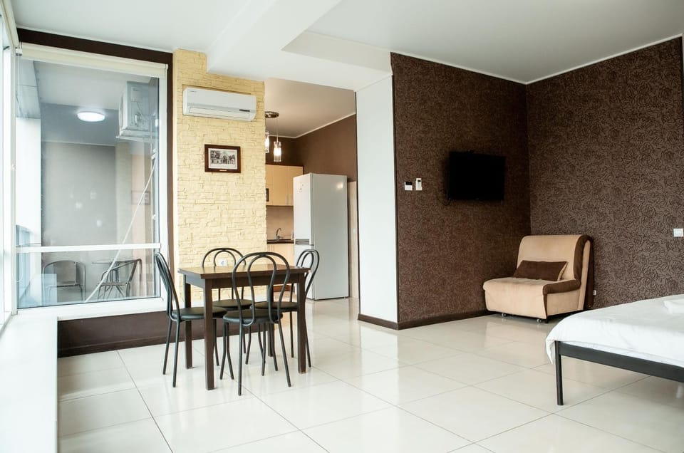 TV and multimedia, Kitchen or kitchenette, Living room, Photo of the whole room, Dining area, air conditioner