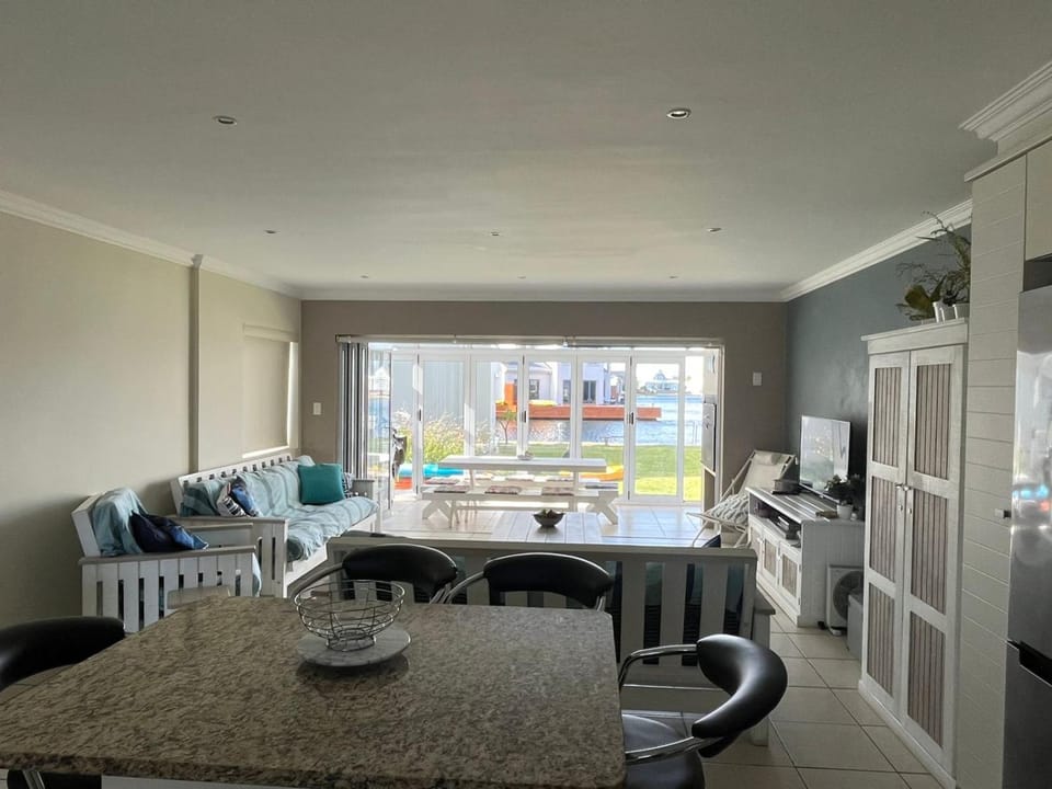 TV and multimedia, Kitchen or kitchenette, Living room, Seating area, Dining area