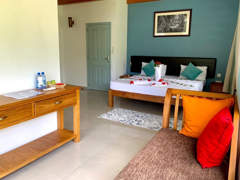 Bed, Photo of the whole room, Seating area