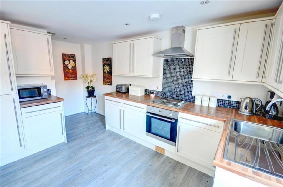 Kitchen or kitchenette, dishwasher