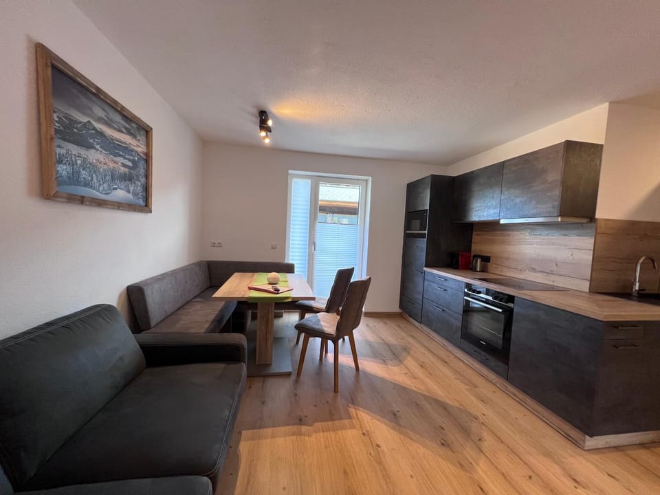 Kitchen or kitchenette, Living room, Seating area, Dining area, minibar, pet friendly