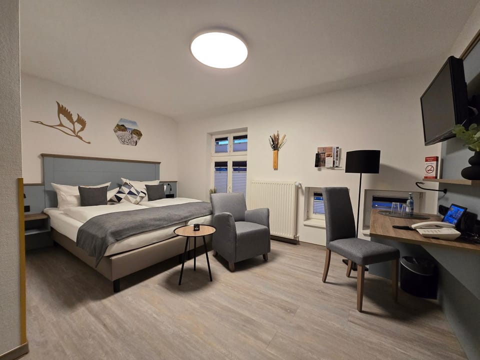 Bed, TV and multimedia, Photo of the whole room, Seating area, heating, locker, wardrobe