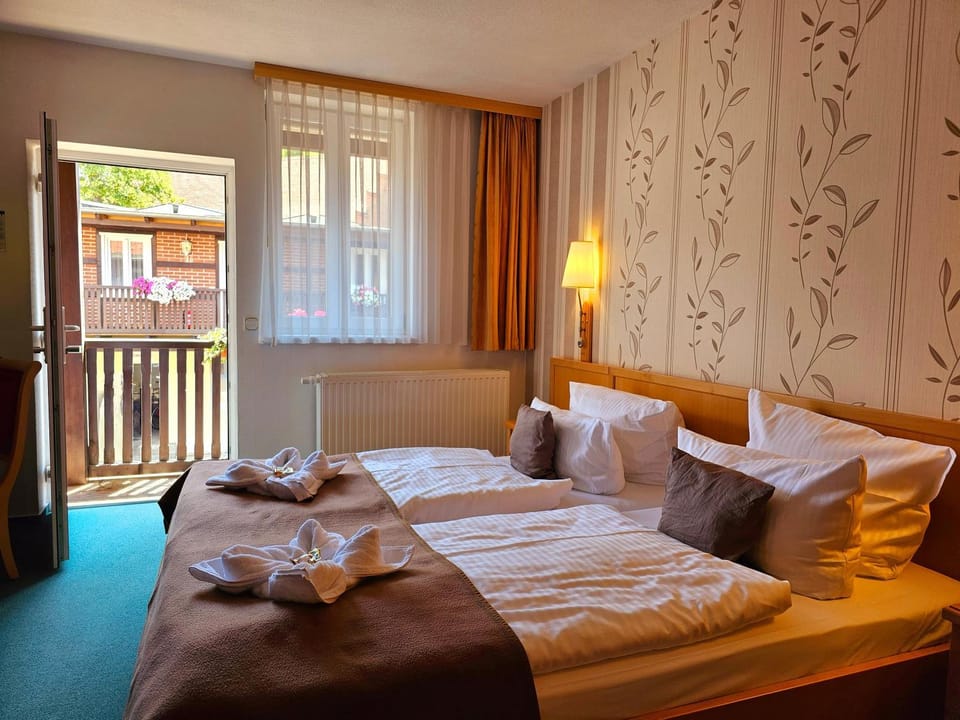 Bed, TV and multimedia, Coffee/tea facilities, Photo of the whole room, Seating area, Bedroom, Non alcoholic drinks, heating, minibar, vending machine, wardrobe