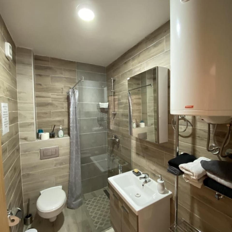 Shower, Toilet, towels