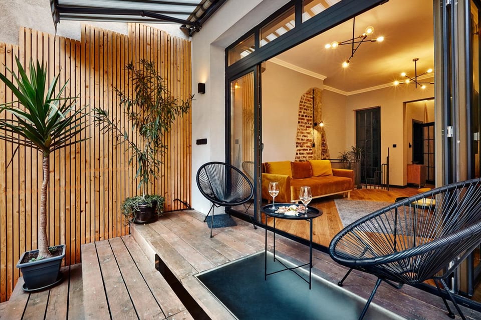 Patio, Living room