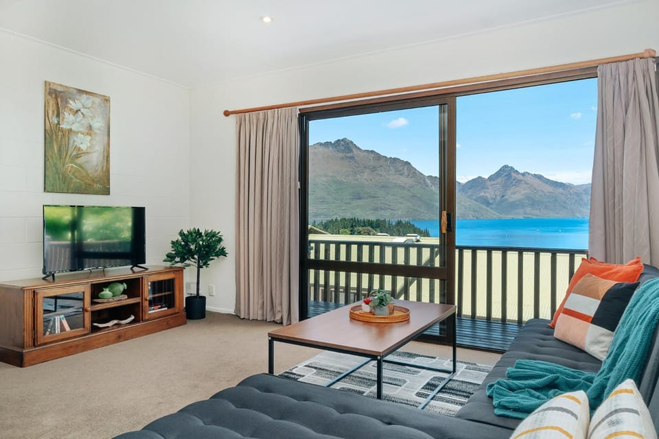 Bed, Natural landscape, TV and multimedia, Living room, Seating area, Lake view, Mountain view