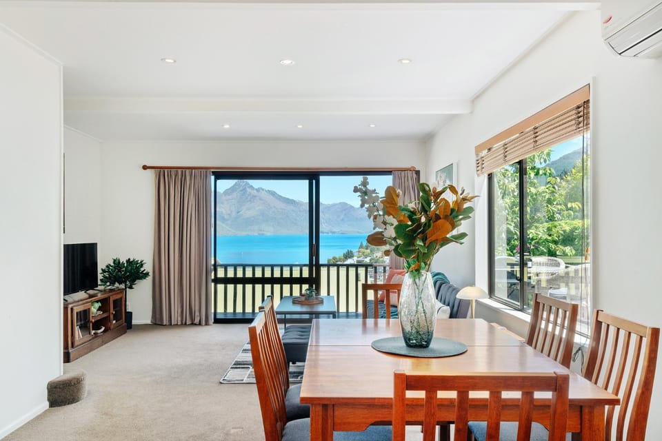 Patio, Natural landscape, TV and multimedia, View (from property/room), Balcony/Terrace, Living room, Seating area, Dining area, Lake view