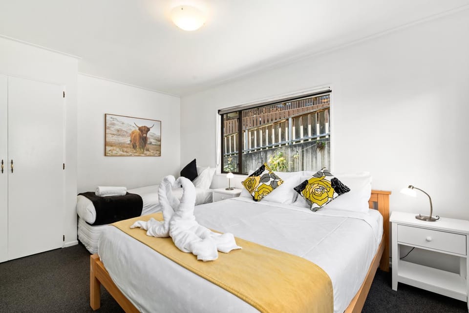 Bed, Photo of the whole room, Bedroom, towels