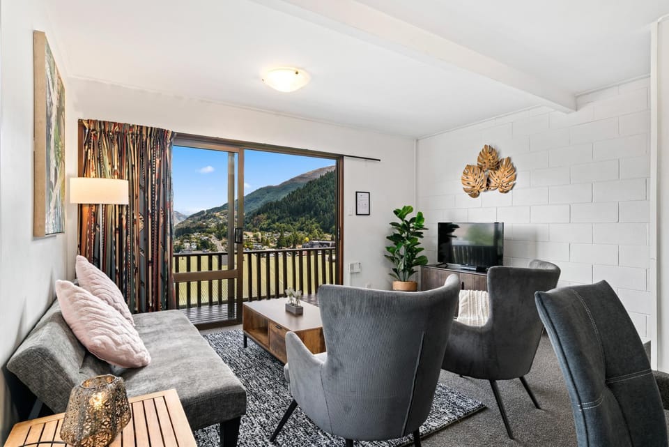 Natural landscape, View (from property/room), Balcony/Terrace, Living room, Seating area, Mountain view