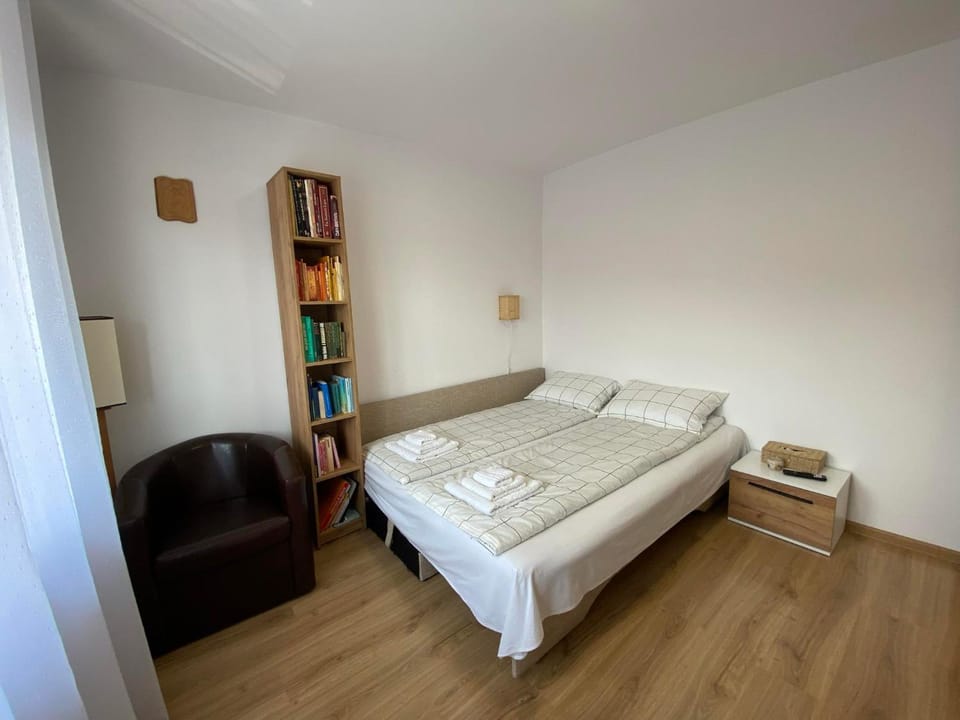 Photo of the whole room, Bedroom
