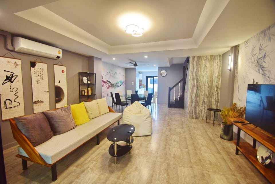 Communal lounge/ TV room, TV and multimedia, Living room, Dining area