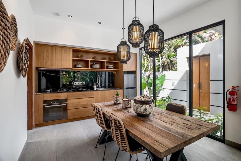 Coffee/tea facilities, Kitchen or kitchenette, Dining area, oven, stove, kitchen